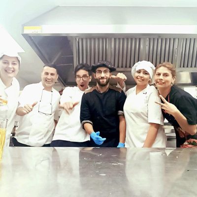 Foto gente_ cuadrilla en cocina con chef instructor