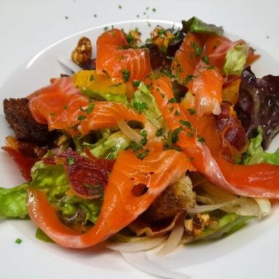 Foto plato_ Ensalada con truchón ahumado y jamón crujiente