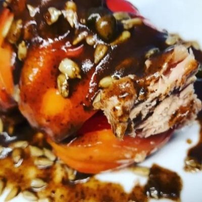 Foto plato_ tomate rosa con atún
